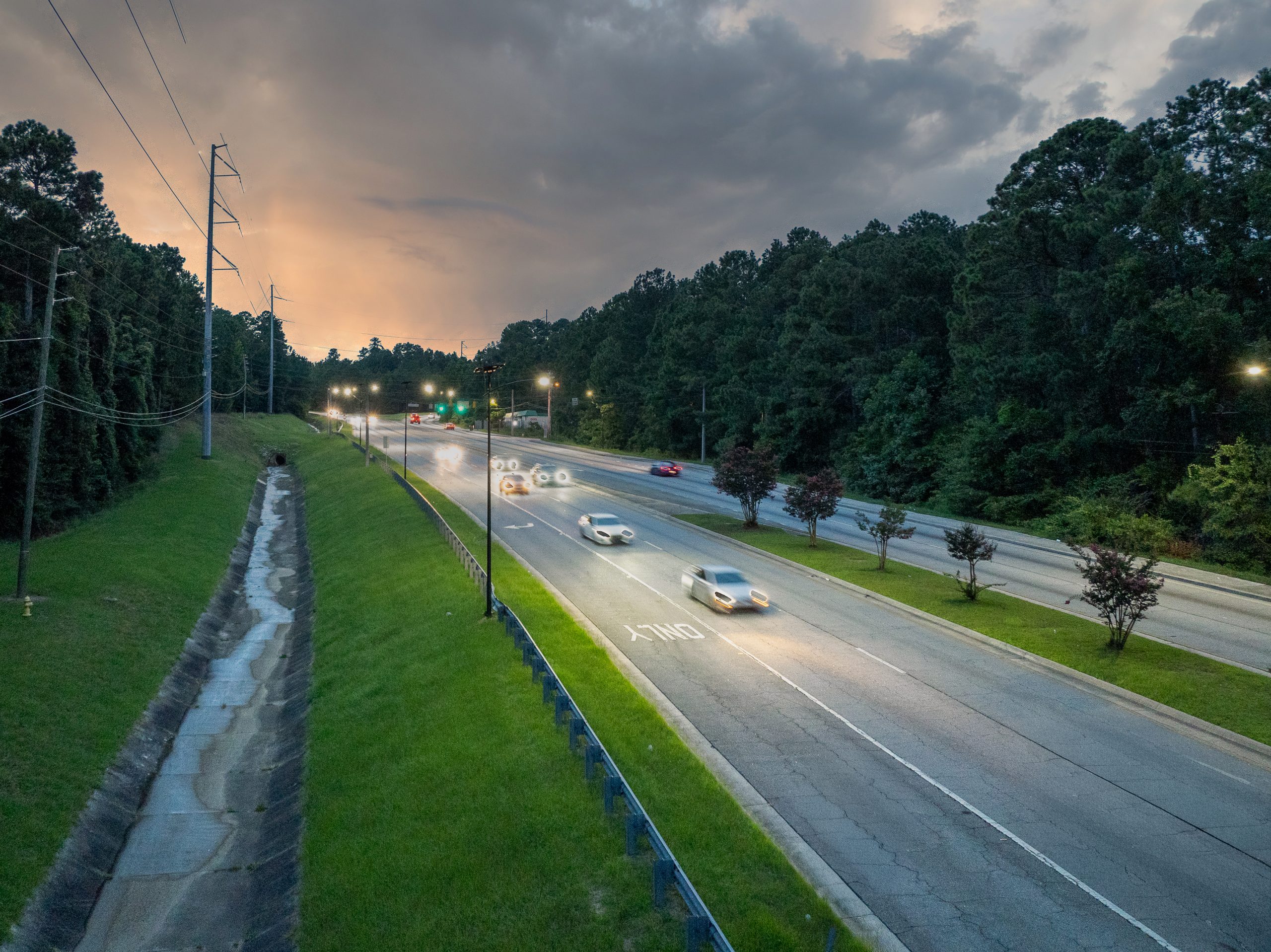 augusta-ga-solar-street-lighting-windsor-spring-roadway.jpg Solar street lighting installation illuminating Windsor Spring Road in Augusta, GA at dusk, improving roadway visibility and safety with off-grid lighting.