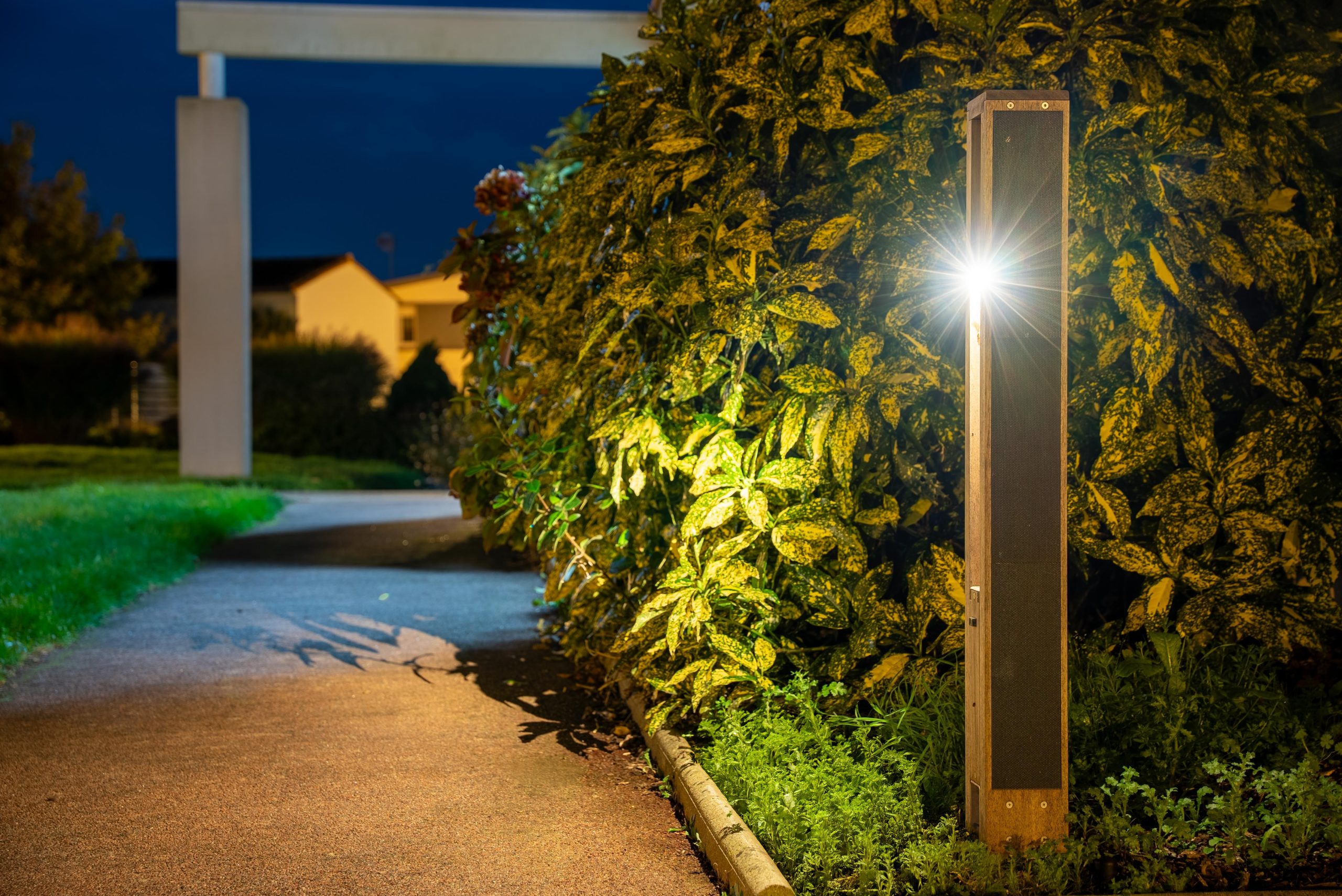 solar-bollard-lighting-florida-residential-pathway.jpg Solar-powered landscape bollard light illuminating a pathway in Florida, providing off-grid lighting for parks, trails, and public spaces.