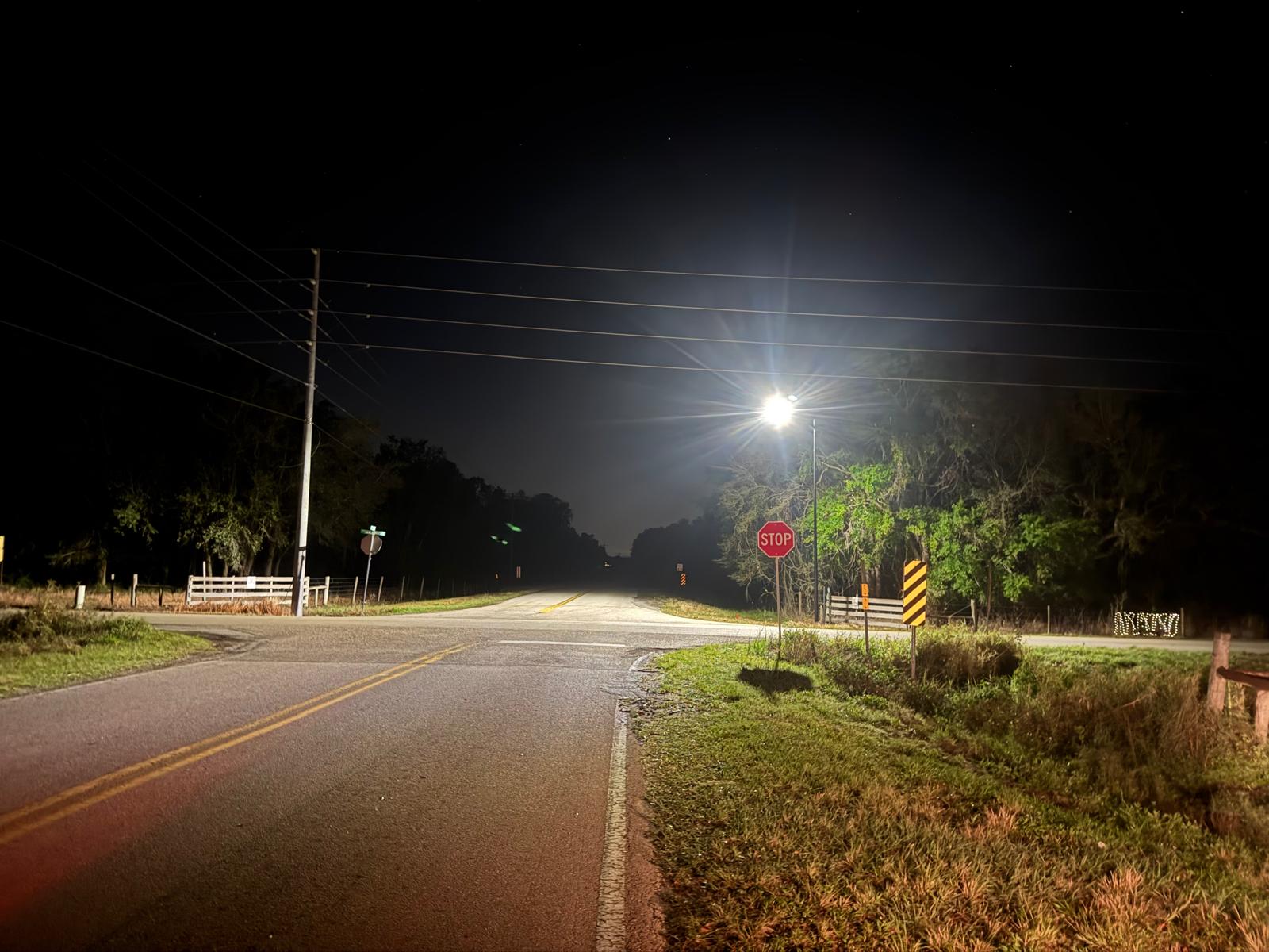 solar-streetlight-illuminating-rural-florida-intersection-at-dusk Solar streetlight illuminating rural Hardee County Florida intersection at dusk
