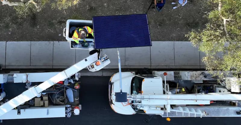 clark-country-installing-fonroche-solar-street-light