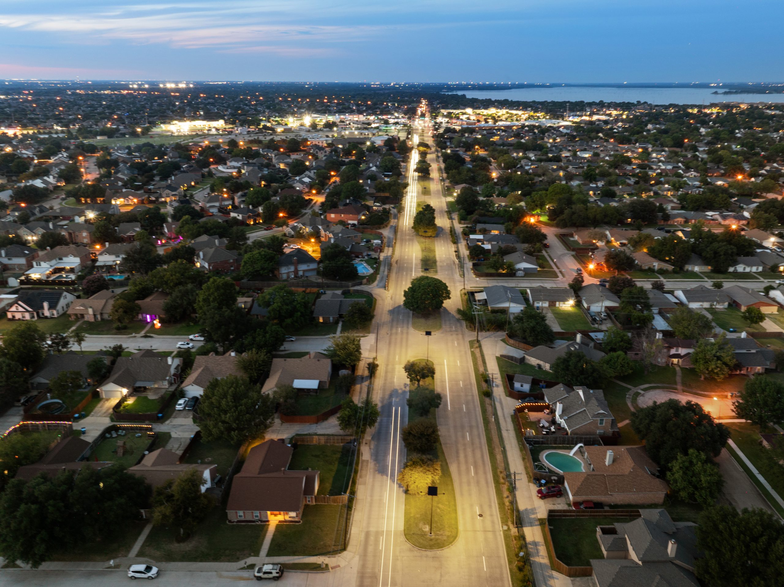 essential-solar-street-lights-road-street-municipalities Solar street lighting installed in a municipal parking and public infrastructure environment, illuminating urban streets and public spaces with autonomous solar-powered LED lights at dusk.