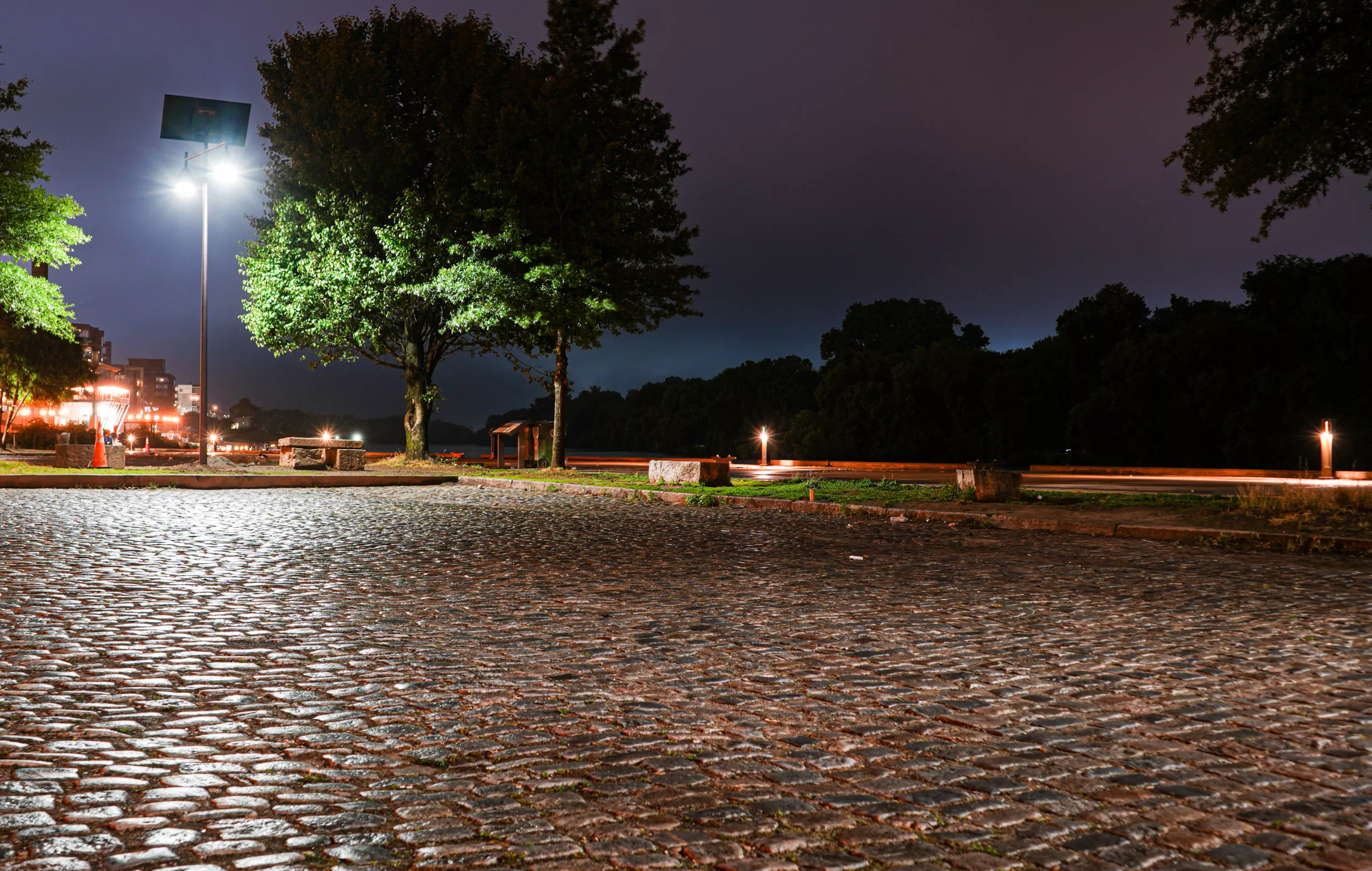 Fonroche autonomous solar streetlight illuminating a public park and pedestrian pathway at night, supporting safe and sustainable infrastructure across Virginia.
