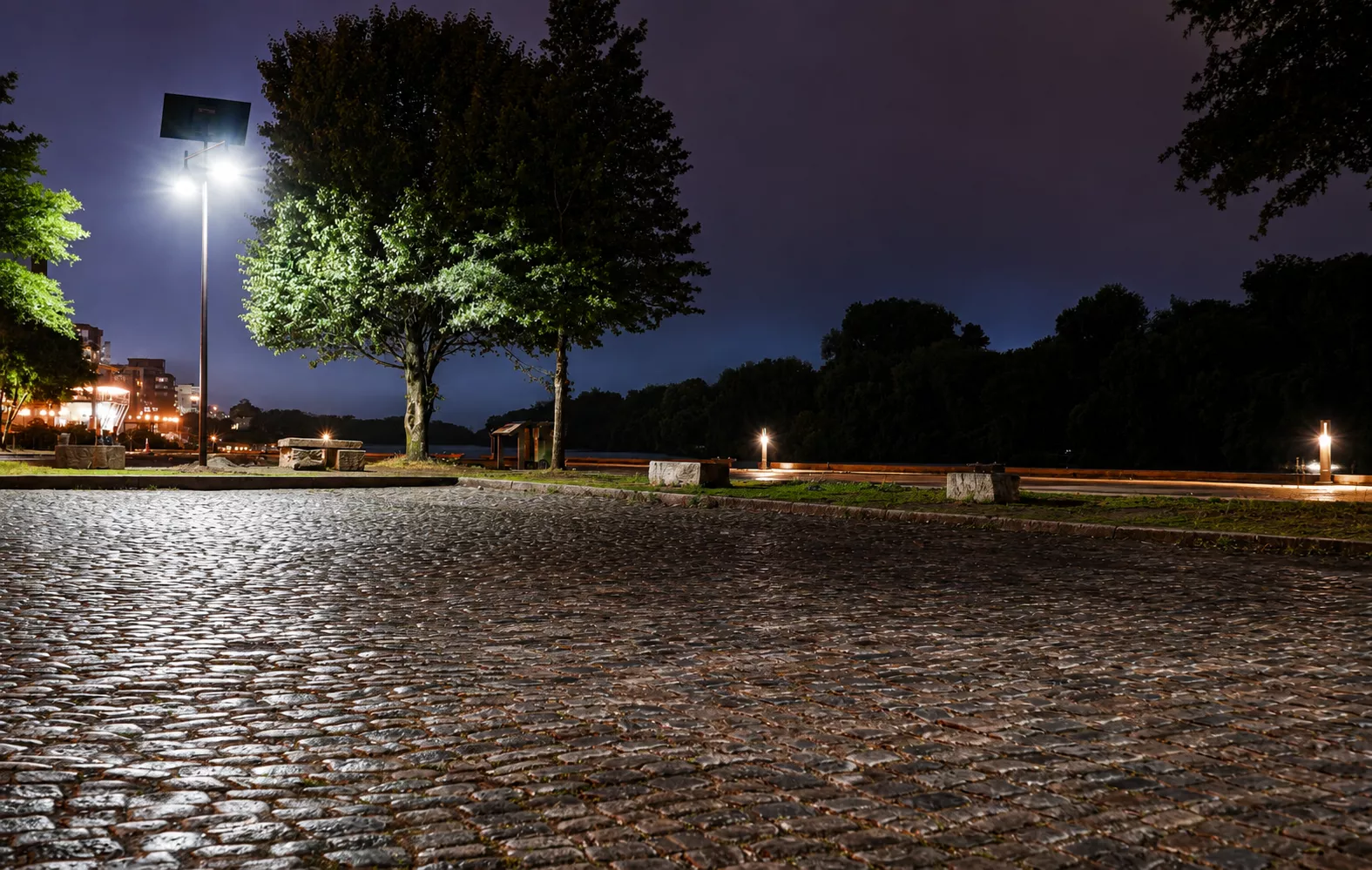 richmond-virginia-off-grid-solar-public-space-lighting Off-grid solar lighting illuminating a public waterfront space at night in Richmond, Virginia